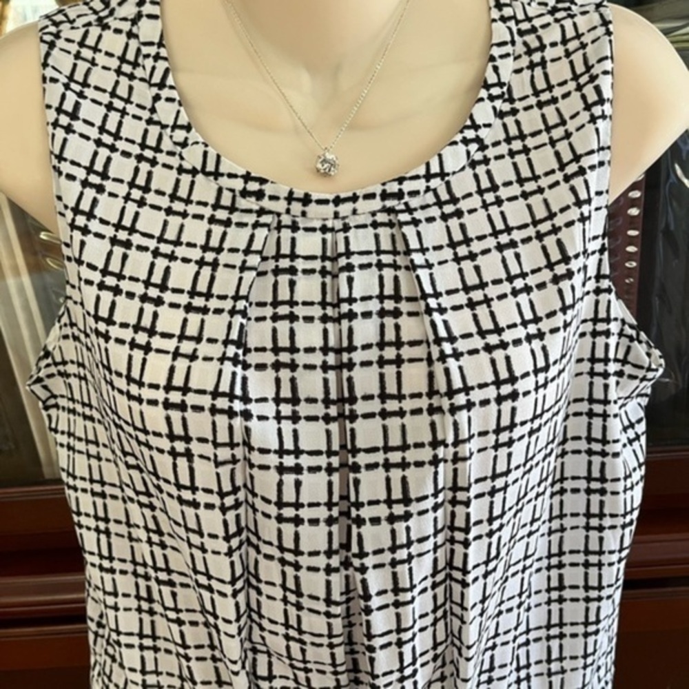 Banana Republic Black and White Sleeveless Top Size 2 Like New - Picture 2 of 13